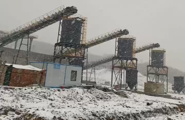 攀枝花河南焊接鋼板倉工地迎來年后場雪